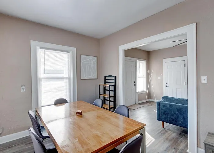 Prime 2Br Gem, Near Convention Hub!